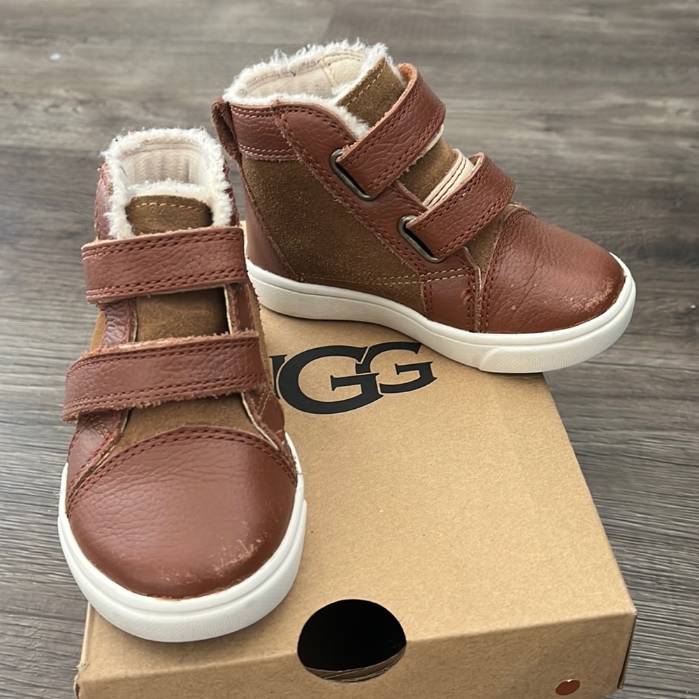 Ugg toddler T RENNON II boot size 6
